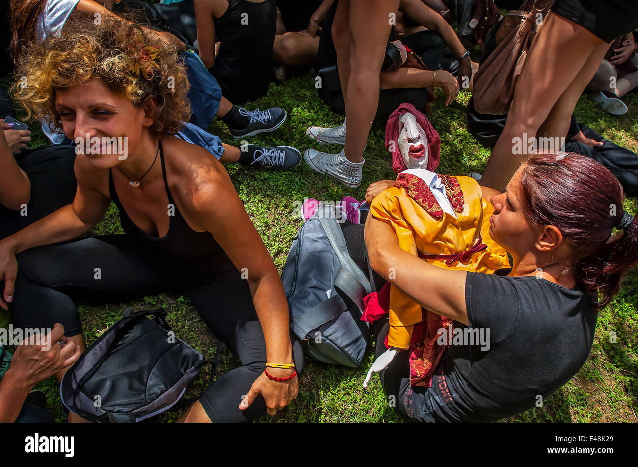 Kostümproben für die Parade Sonntag, 6. Juli 2014 in Turin, Piazza S. Carlo.Torino Tanzfestival, ab 2014 mit der Biennale De La Danse in Lyon und ein großes Gemeinschaftsprojekt im Mittelpunkt dieses Berichts, der Defilè, begann eine große Parade eröffnet, die alle zwei Jahre die Biennale De La Danse in Lyon. Stockfoto