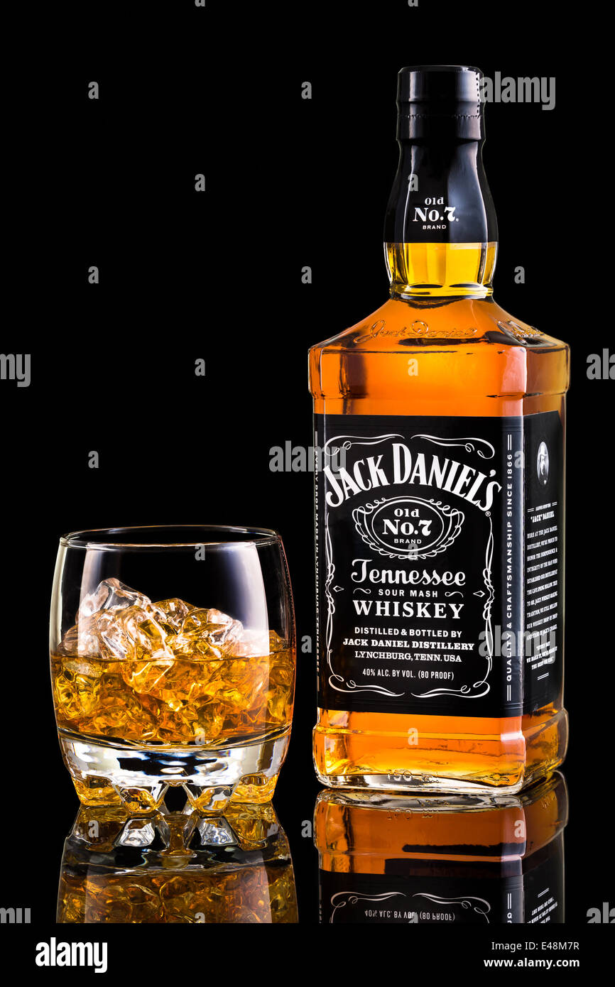 Jack Daniels Whiskeyflasche und Glas. Jack Daniels ist eine Marke der Sour Mash Tennessee Whiskey und der höchsten verkaufenden Amerikaner Stockfoto