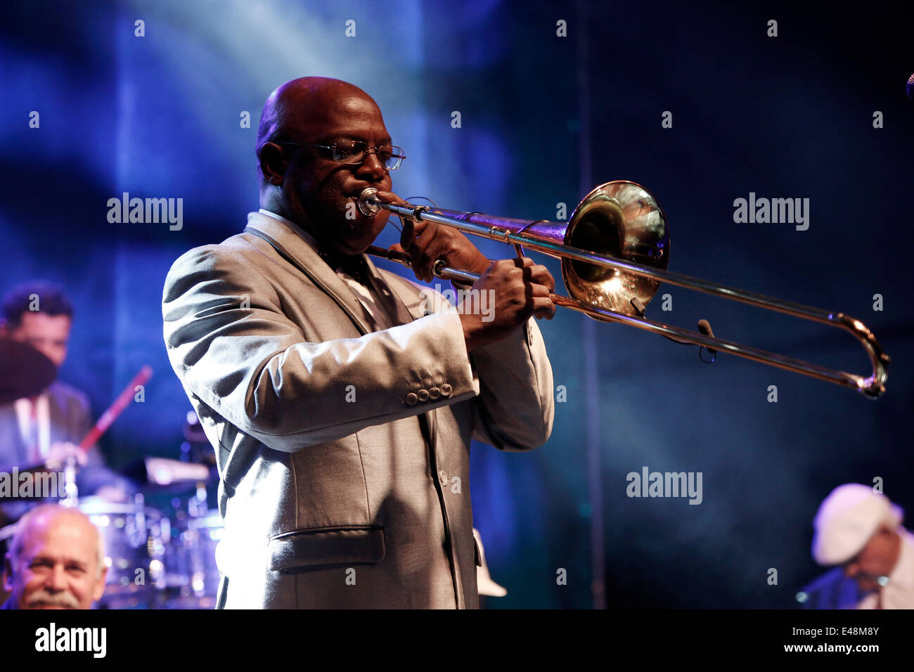 Kubanischen Orquesta Buena Vista Social Club Feat. Omara Portuondo führt im Wald Theatre in Thessaloniki, Griechenland Adios unterwegs, ihre letzte Welttournee. Samstag, 5. Juli 2014 Stockfoto