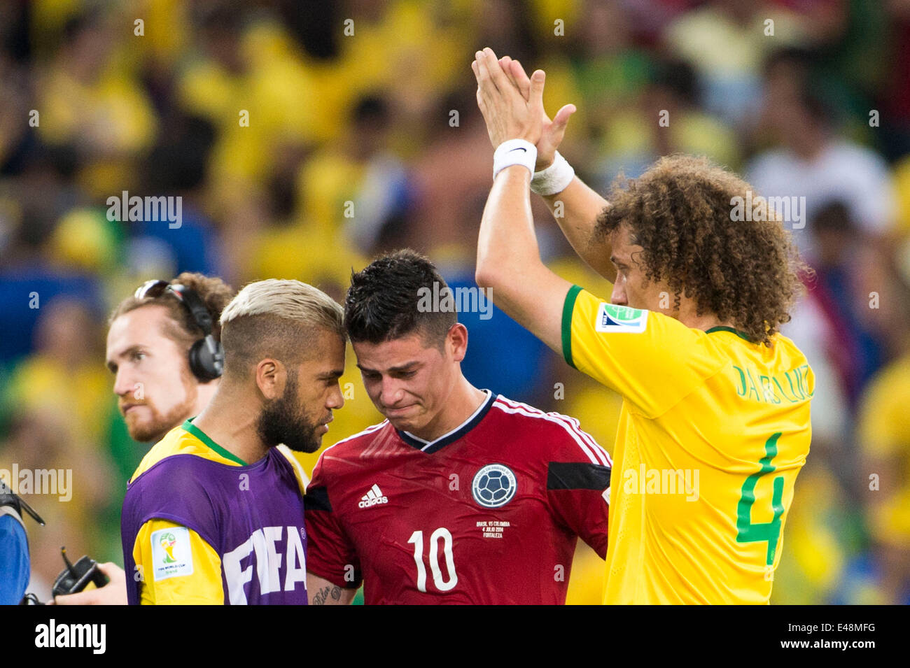 (L-R) Daniel Alves (BRA), James Rodriguez (COL), David Luiz (BRA), 4. Juli 2014 - Fußball / Fußball: Brasiliens David Luiz (R) und Daniel Alves Konsole Kolumbien niedergeschlagen James Rodriguez nach dem FIFA-WM Brasilien 2014-Viertelfinale Spiel zwischen Brasilien 2: 1-Kolumbien im Estadio Castelao Stadium in Fortaleza, Brasilien. (Foto von Maurizio Borsari/AFLO) Stockfoto