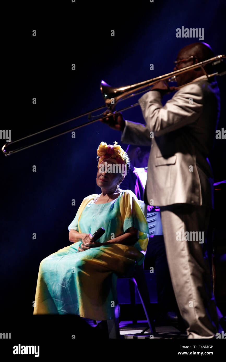 Kubanischen Orquesta Buena Vista Social Club Feat. Omara Portuondo führt im Wald Theatre in Thessaloniki, Griechenland Adios unterwegs, ihre letzte Welttournee. Samstag, 5. Juli 2014 Stockfoto