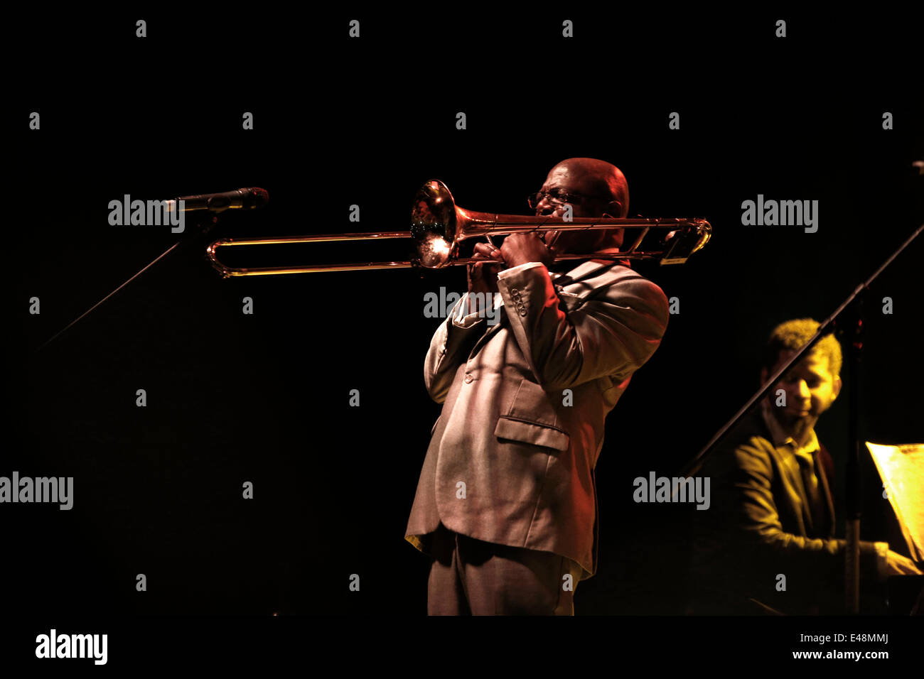 Kubanischen Orquesta Buena Vista Social Club Feat. Omara Portuondo führt im Wald Theatre in Thessaloniki, Griechenland Adios unterwegs, ihre letzte Welttournee. Samstag, 5. Juli 2014 Stockfoto