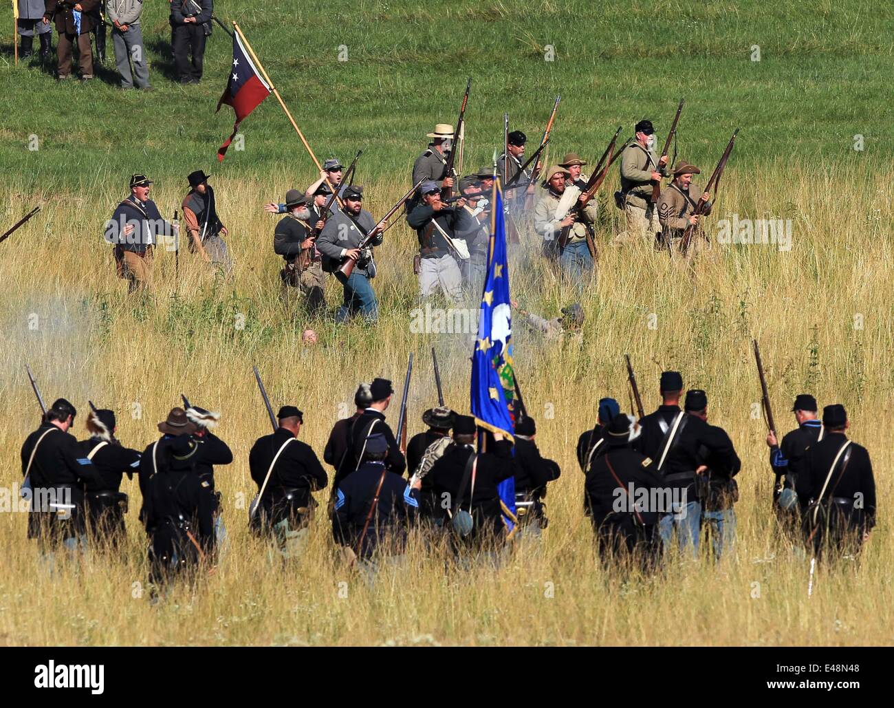 Gettysburg, USA. 5. Juli 2014. Menschen als Federal nachgestellt und konföderierte Truppen während des zweiten Tages der Reenactment-Aktivitäten des 151. Jahrestags der Vereinigte Staaten Bürgerkrieg Schlacht bei Gettysburg, Pennsylvania, USA, 5. Juli 2014 gesehen werden. Bildnachweis: Cheng Li/Xinhua/Alamy Live-Nachrichten Stockfoto