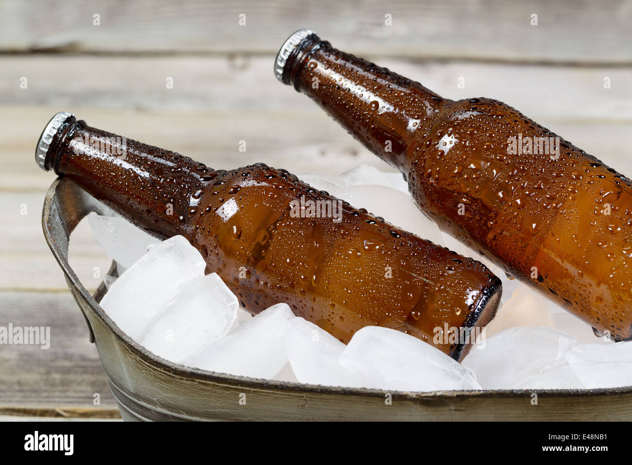 Horizontale Detailansicht Flaschenbier in Eimer mit frischen echtem Eis mit Tau auf der Außenseite Stockfoto
