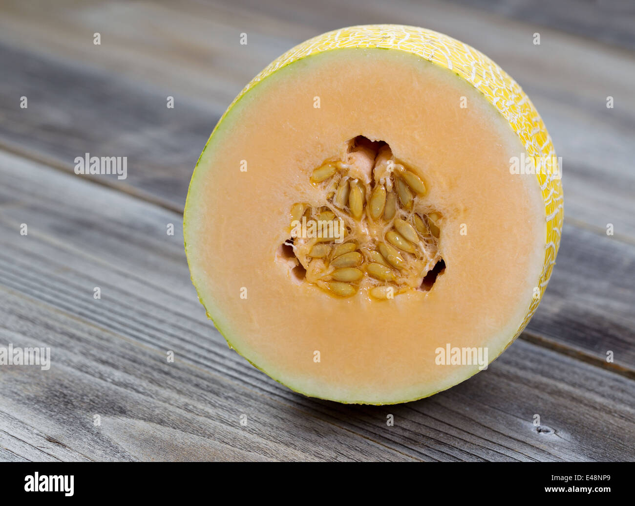 Detailansicht einer frisch geschnittenen halben Melone auf rustikalen Holz Stockfoto