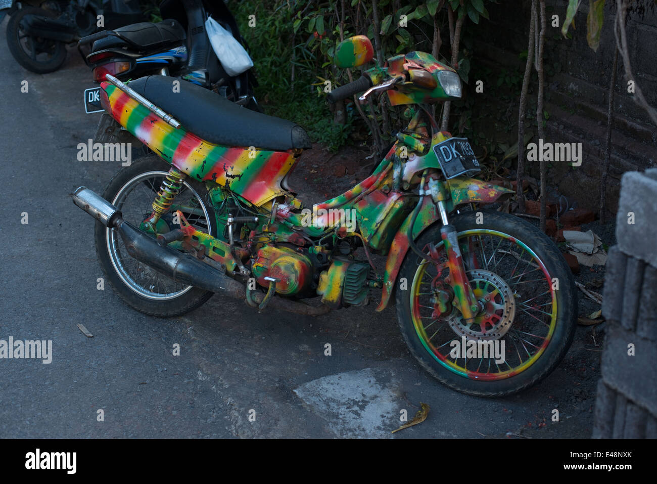 Hippie-Motorroller in den Straßen von Ubud, Bali, Indonesien Stockfoto