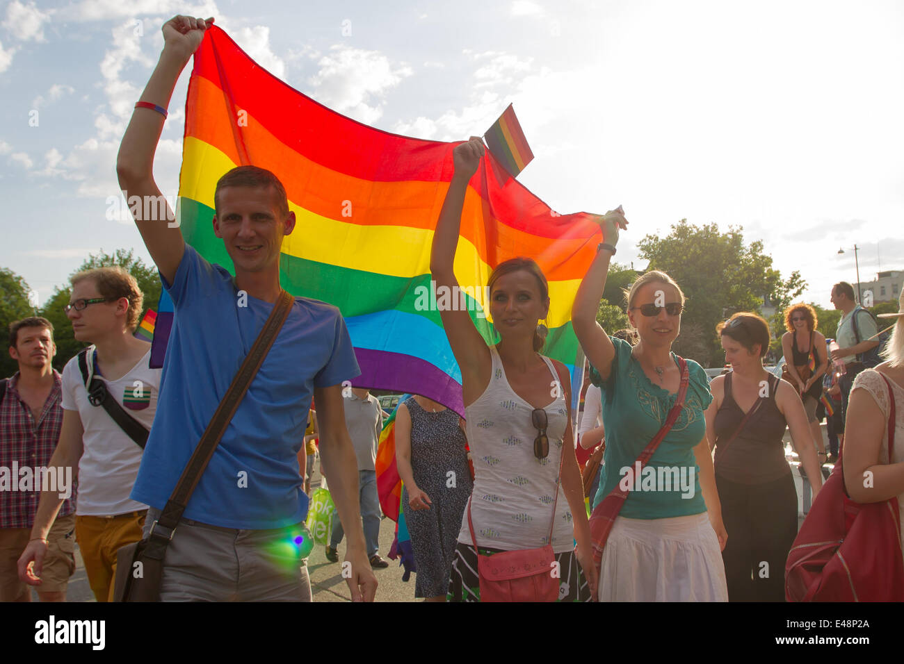 Budapest, Ungarn. 5. Juli 2014. Teilnehmer der Gay Pride Parade marschieren quer durch die Stadt in Budapest, Ungarn, 5. Juli 2014. Das Thema der Parade war "Budapest Pride: 365', was bedeutet, dass die Teilnehmer für die Akzeptanz durch das Jahr, nicht nur an diesem Tag bemüht waren. Verschiedene Gruppen, die behaupten darzustellen "Family Values" statt Gegendemonstrationen entlang der Paradestrecke. Die Polizei verhaftete zwei Demonstranten. Bildnachweis: Attila Volgyi/Xinhua/Alamy Live-Nachrichten Stockfoto