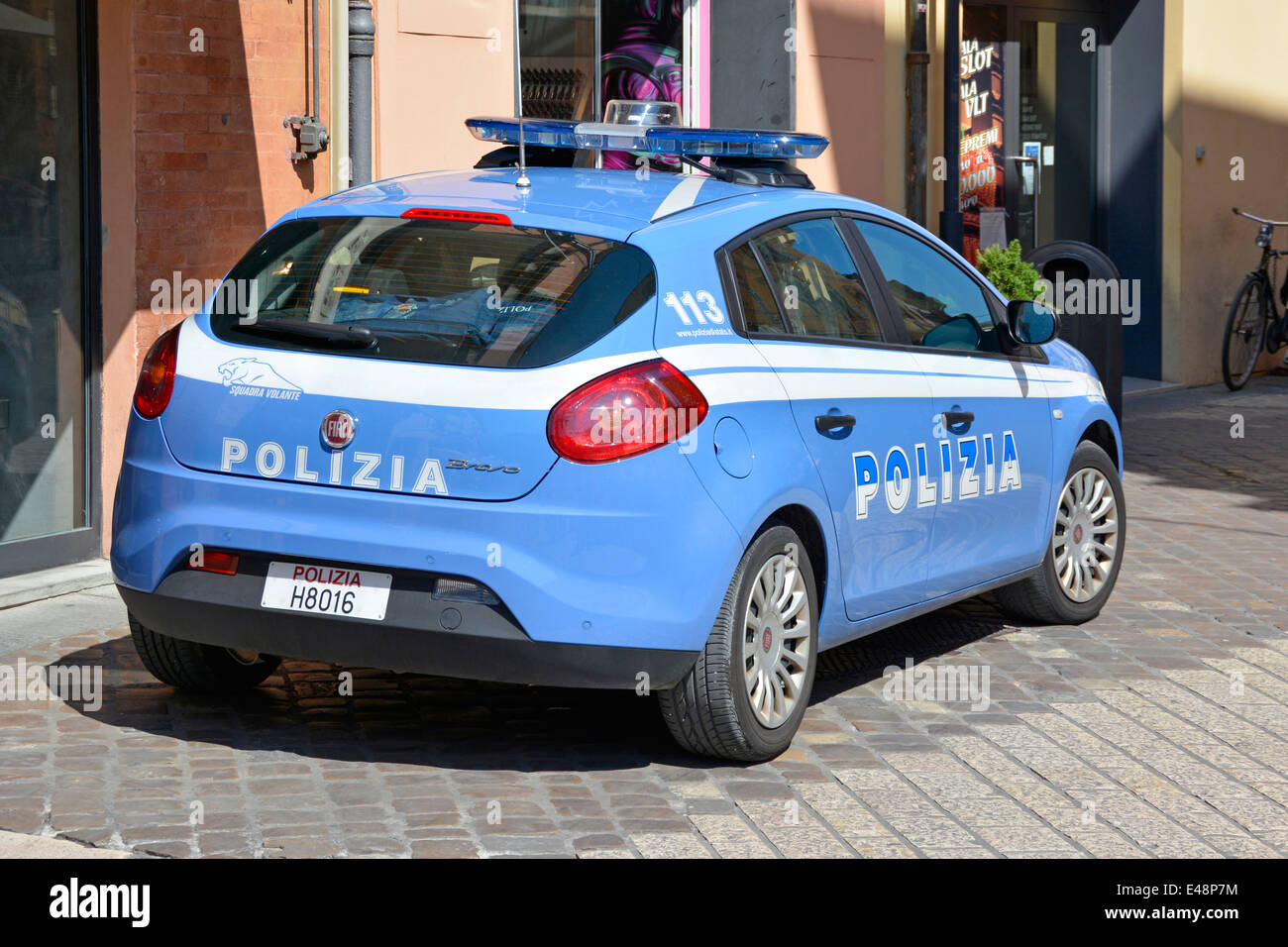 Italienischer blauer Polizeiwagen Fiat parkt vor Geschäften im Stadtzentrum von Ravenna in der Region Emilia-Romagna Italien Europa Stockfoto