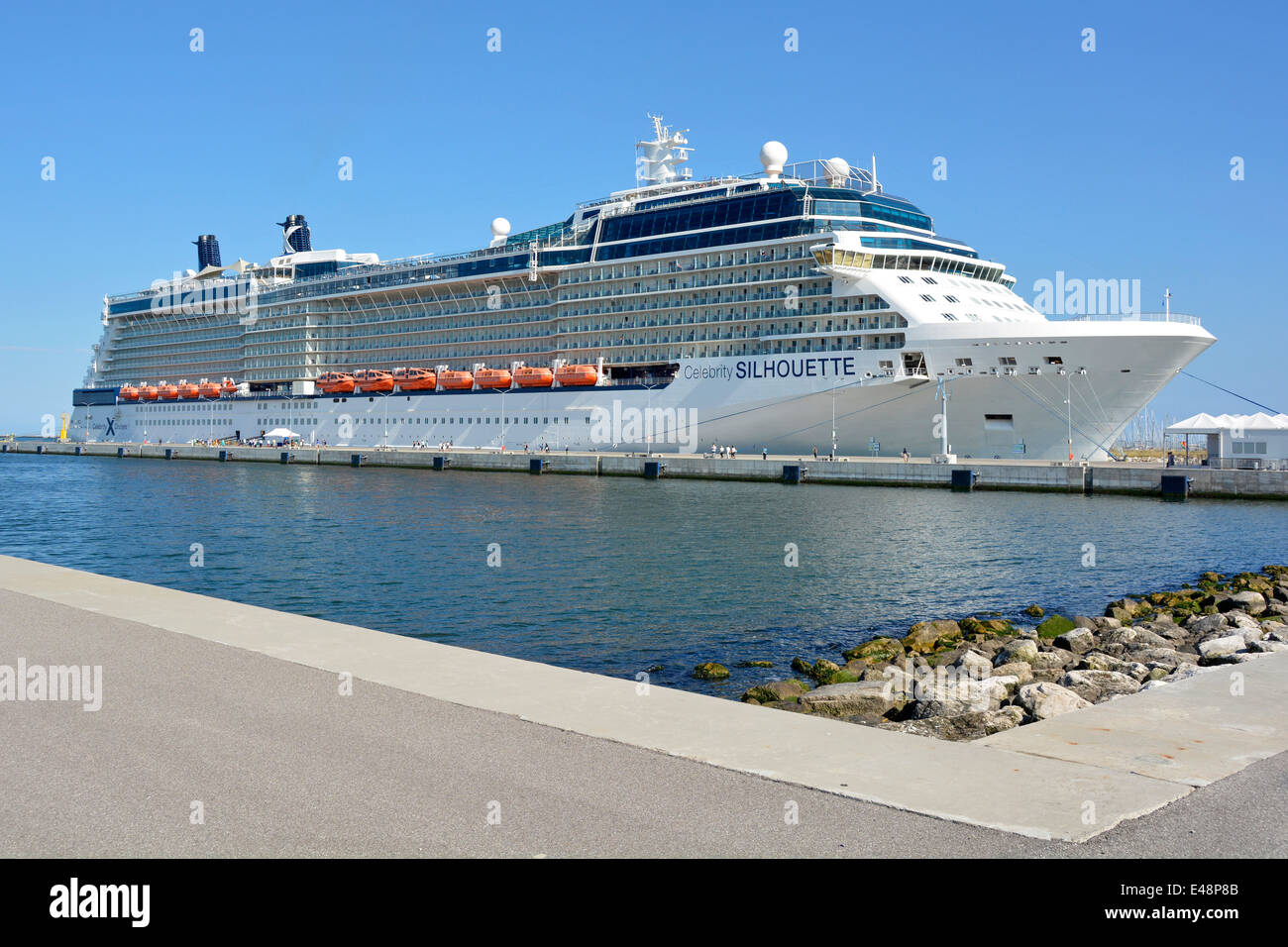 Moderne Celebrity Cruises Silhouette Kreuzfahrtschiff Linienschiff im italienischen Hafen Corsini Ravenna Cruise Terminal an der Adria Emilia Romagna Italien Stockfoto