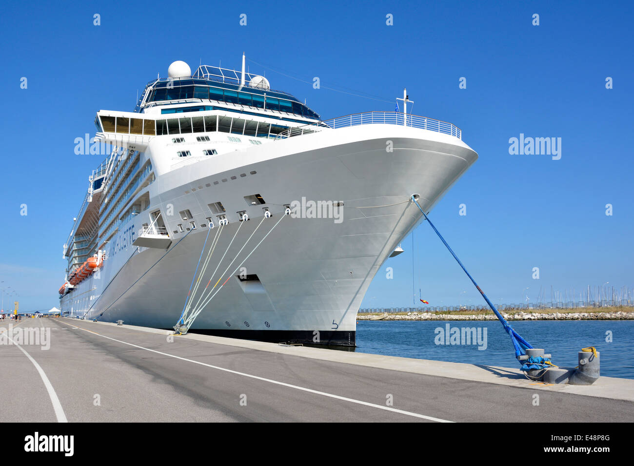 Festmachen der Taue Bogen von Celebrity Cruises "Silhouette" Liner Hafen Corsini am Kreuzfahrtterminal von Ravenna verankert zu sichern Stockfoto