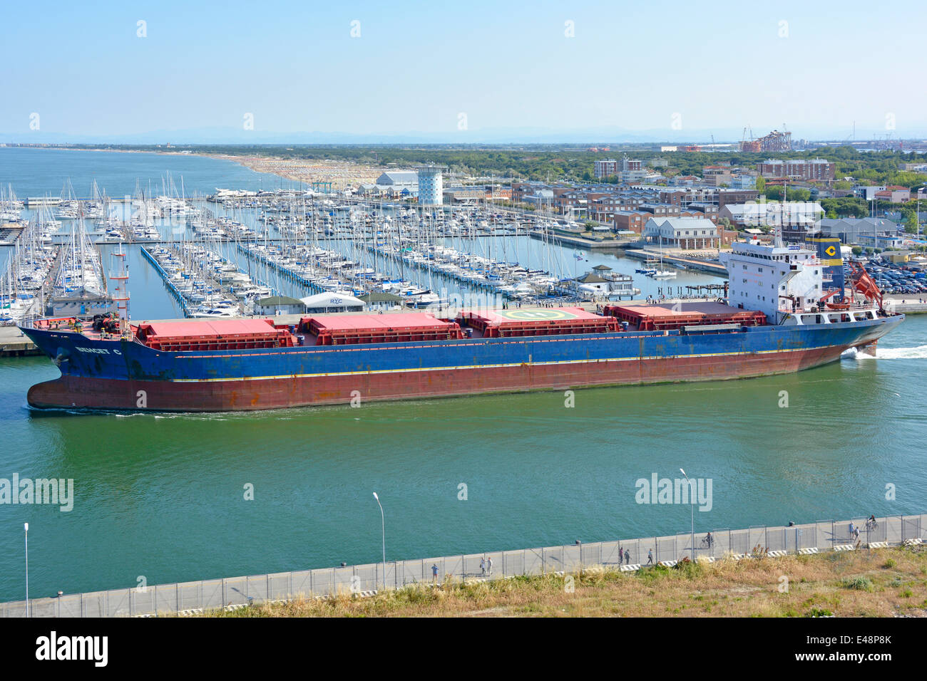 'Behcet C' bulk Carrier Abfahrt Hafen Ravenna entlang Candiano Kanal heraus in die Adria vorbei an der Marina di Ravenna Stockfoto