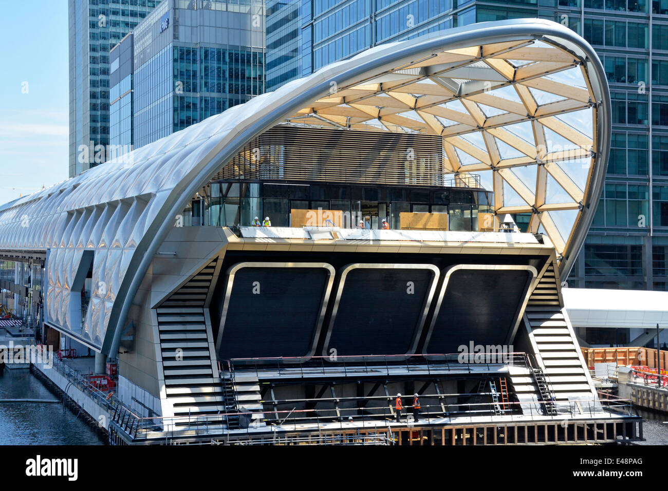 Crossrail Place Einzelhandelsgeschäfte Business & Dachgarten Gebäude über Canary Wharf Crossrail Bahnhof im Wasser der West India Docks London gebaut Stockfoto