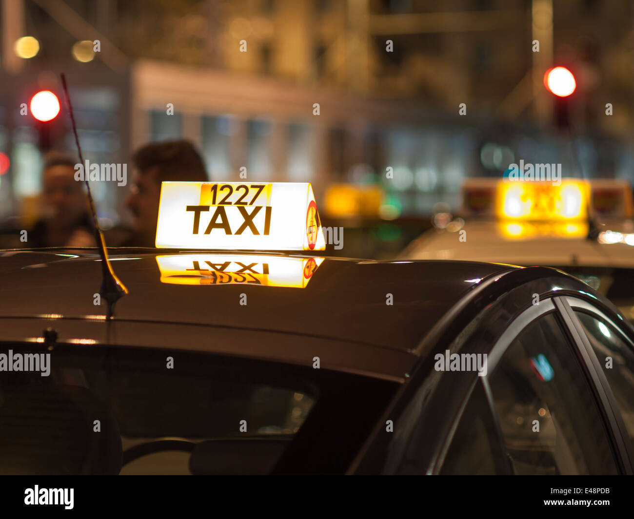 Taxi-Leuchtreklame auf dem Dach eines Taxis in Zürich, Schweiz  Stockfotografie - Alamy