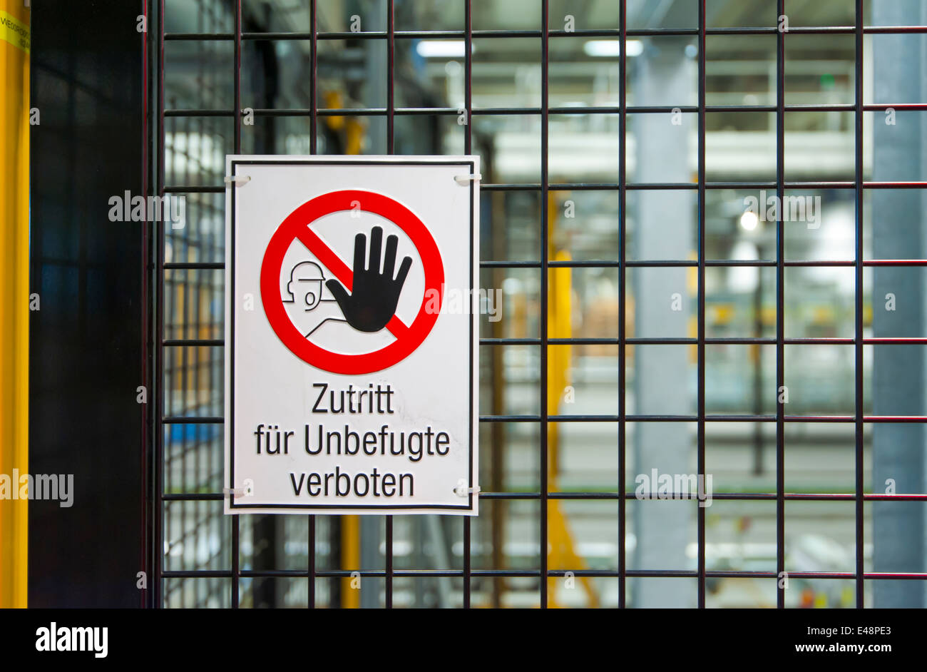 Kein Eintrag Zeichen (deutsche Übersetzung: 'kein Eintrag für nicht autorisierte Personen') in einem begrenzten Gebiet / kein Eintrag zone in einer Fabrik Stockfoto