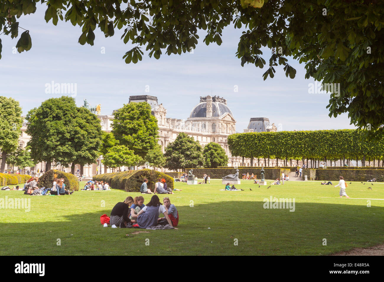 Jardin des Tuileries und dem Louvre Museum, Paris. Das Museum ist eines der größten in der Welt. Stockfoto