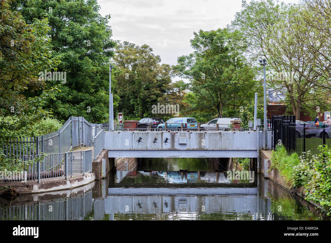 Kanal Gate Wasserfluss regulieren und verhindern Überschwemmungen der Kran River, Kneller Gärten, Twickenham, London, UK Stockfoto