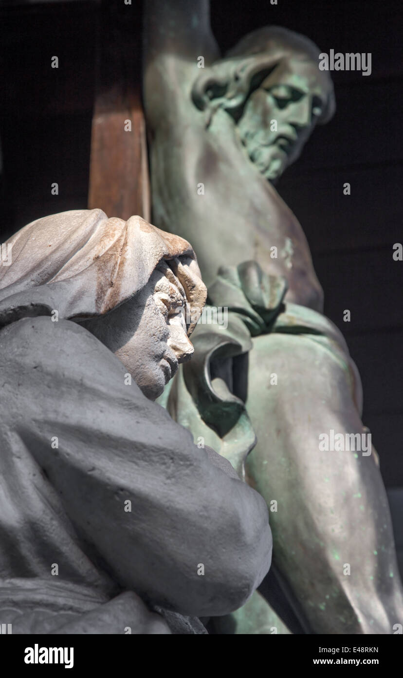 Brügge - die Statue der Heiligen Maria unter Christus am Kreuz von kleinen Park in der Nähe von Sint Janshospital Stockfoto