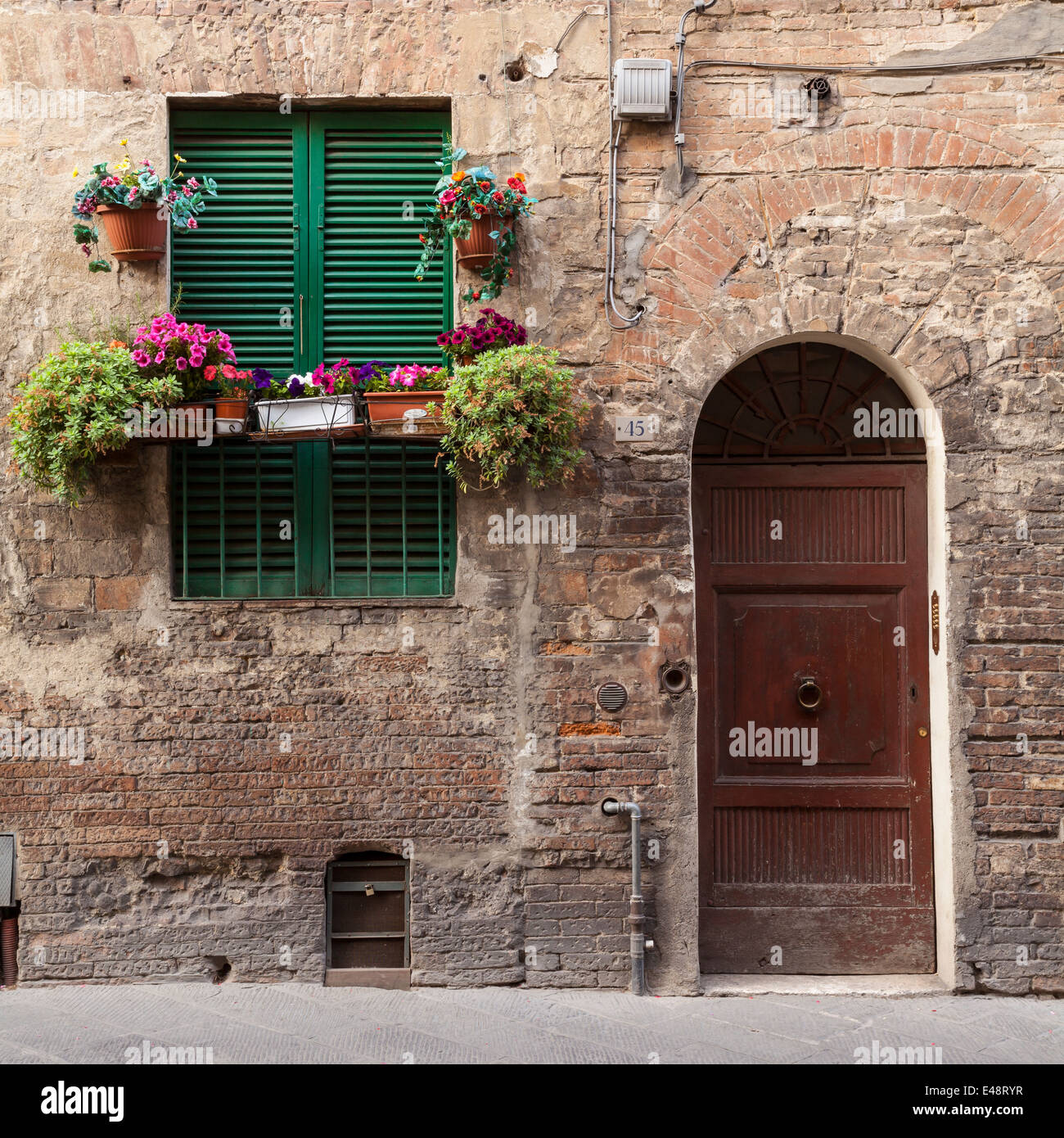 Eine alte Tür in der Altstadt von Siena, Toskana, Italien. Stockfoto