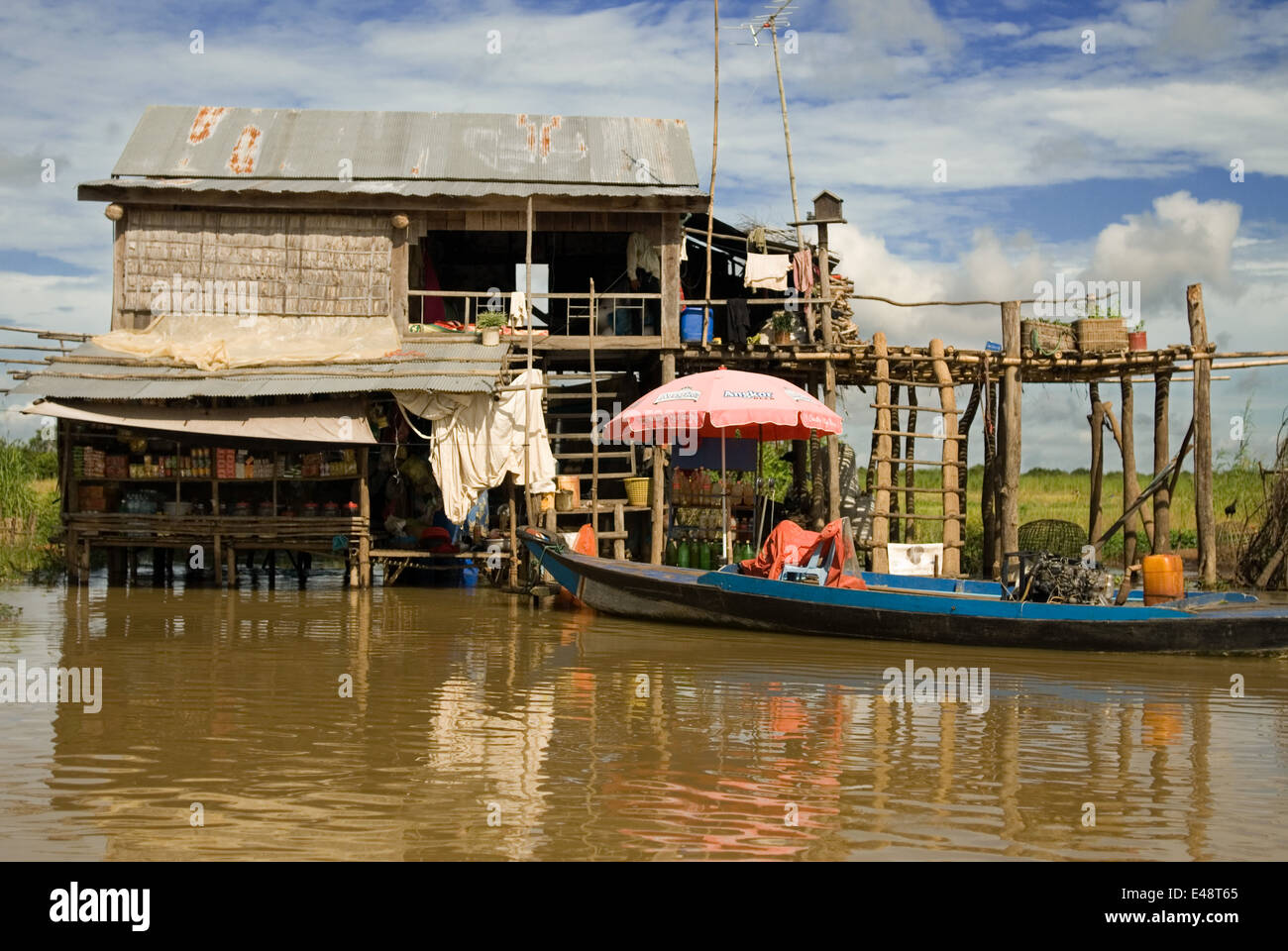 Boote auf dem Fluss Sangker. Reise von Battambang nach Siemp ernten. Ein Boot fährt täglich von Siem Reap (für Angkor) nach Battamb Stockfoto