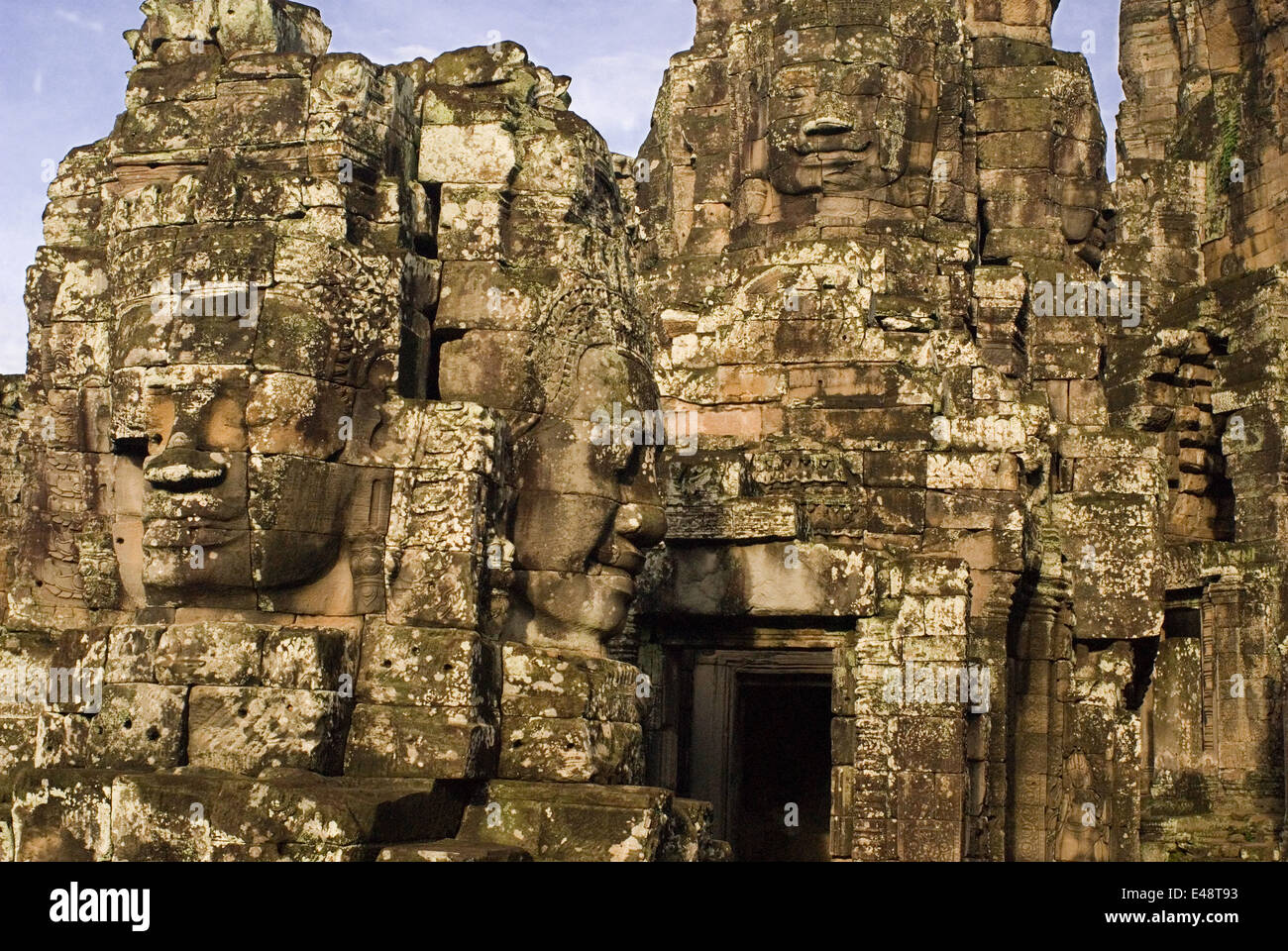 Die Gesichter der Bayon-Tempel. Angkor Thom. Angkor Thom entstand als ein Quadrat, dessen Seiten genau Nord nach Süd laufen und Stockfoto