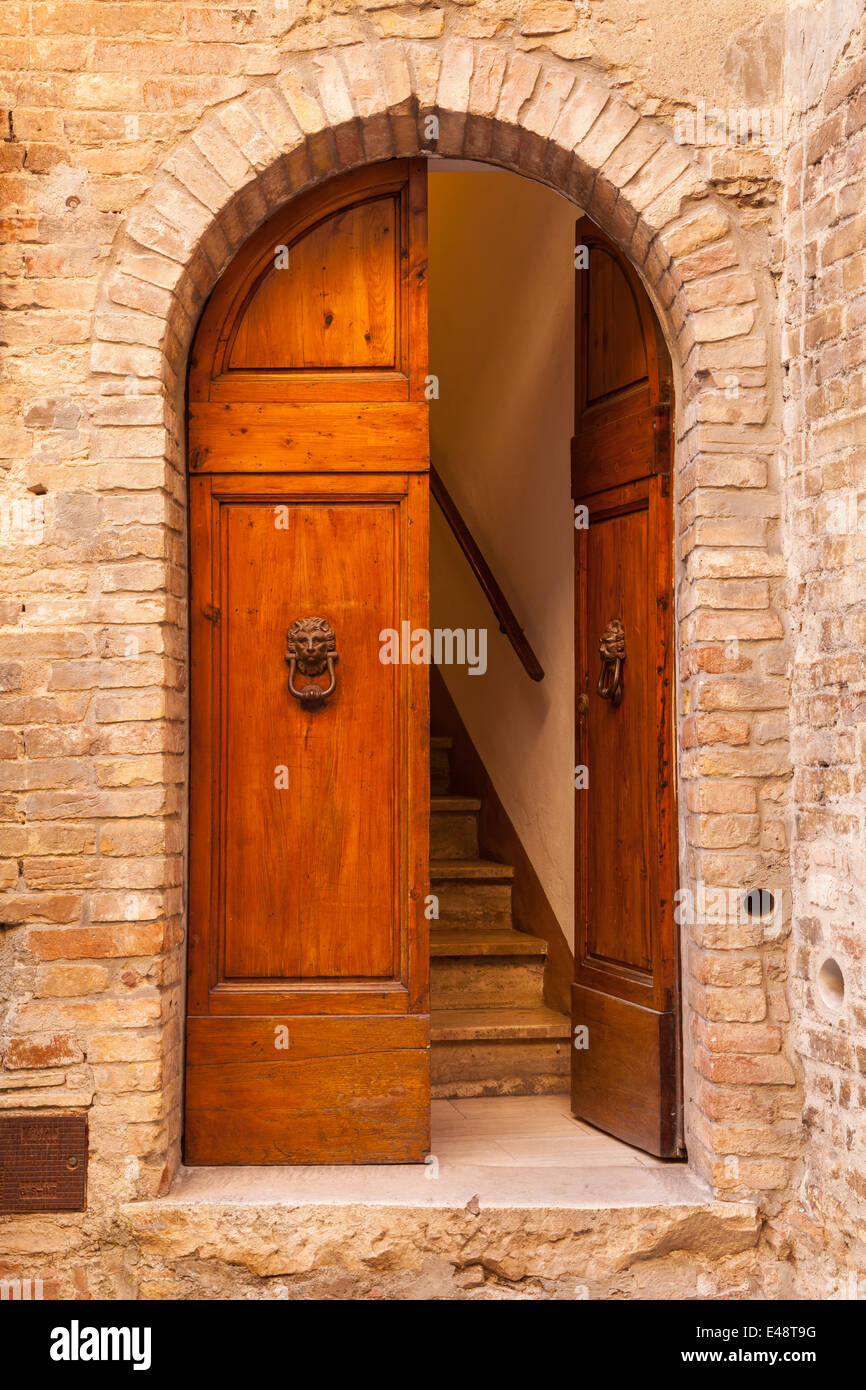 Eine alte Tür in San Gimignano, Toskana, Italien. Stockfoto