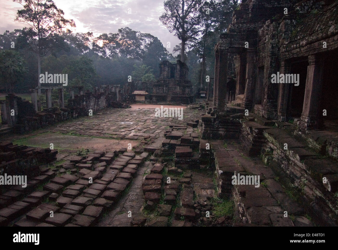 Außerhalb Angkor Thom. Angkor Thom bedeutet "die große Stadt" in Khmer. 12. Jahrhundert königliche buddhistische Stadt ist vor allem berühmt für ich Stockfoto