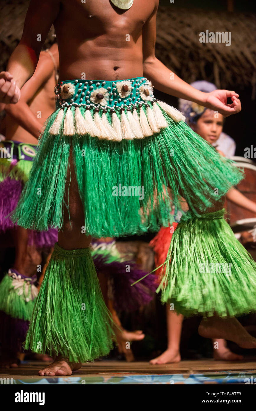 Rarotonga-Insel. Cook Island. Polynesien. Süd-Pazifik. Ein Mann tanzt, bewegte ihre Hüften in einem der traditionellen Tänze der Stockfoto