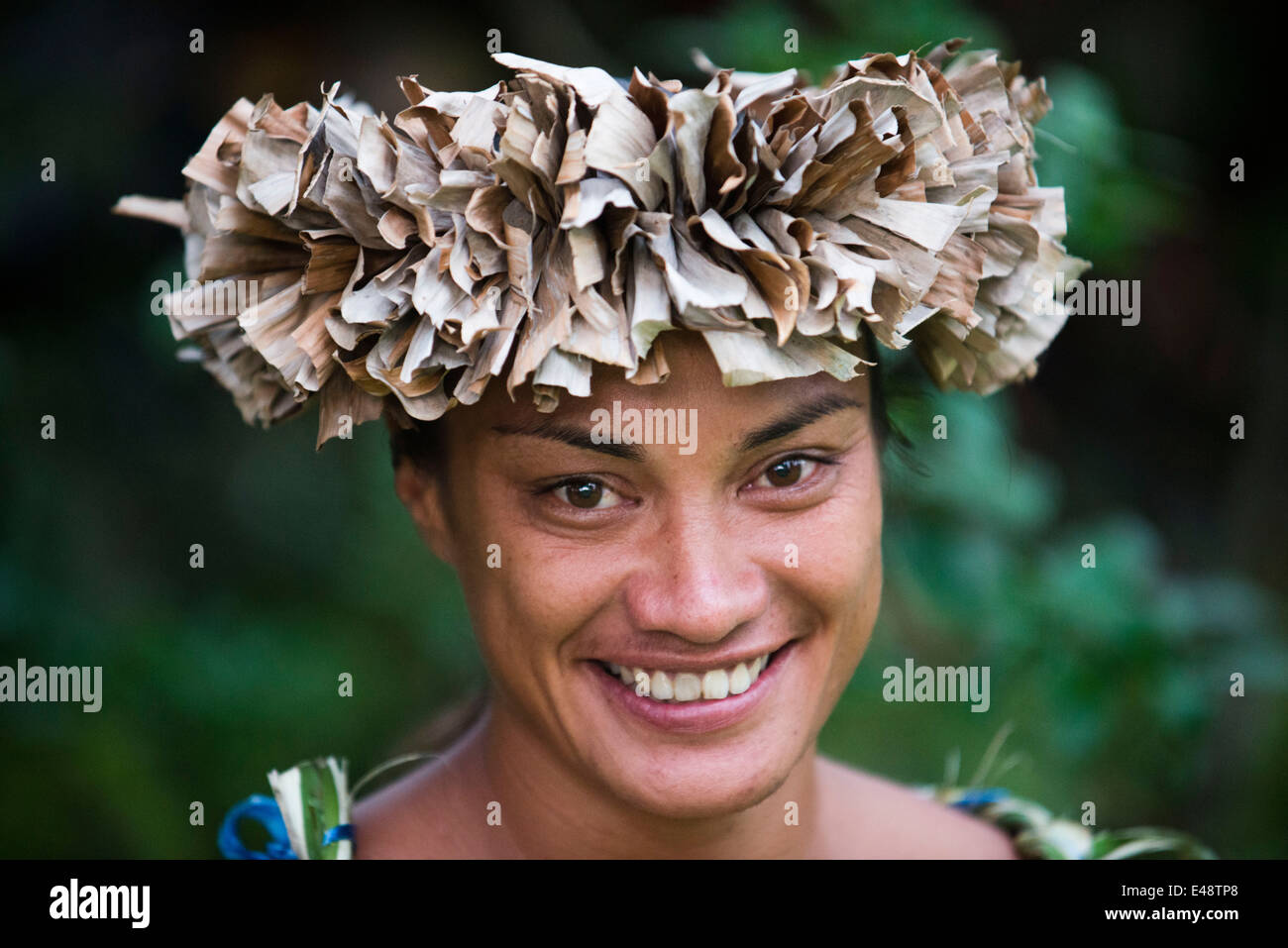 Rarotonga-Insel. Cook Island. Polynesien. Süd-Pazifik. Eine Frau mit Kleidung von Maori Hunter in Highland Paradies Cultura Stockfoto