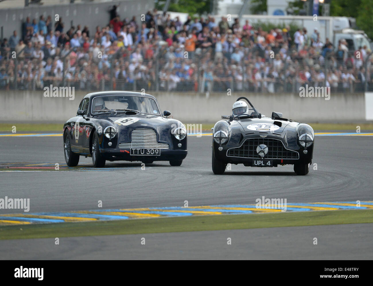 Aston Martin DB2/4 und DB3 Rennen in Le Mans Classic, Frankreich, 5. Juni 2014. Historische Rennwagen auf der Strecke der Le Mans Classic Veranstaltung in Frankreich. Bildnachweis: Matthew Richardson/Alamy Live-Nachrichten Stockfoto