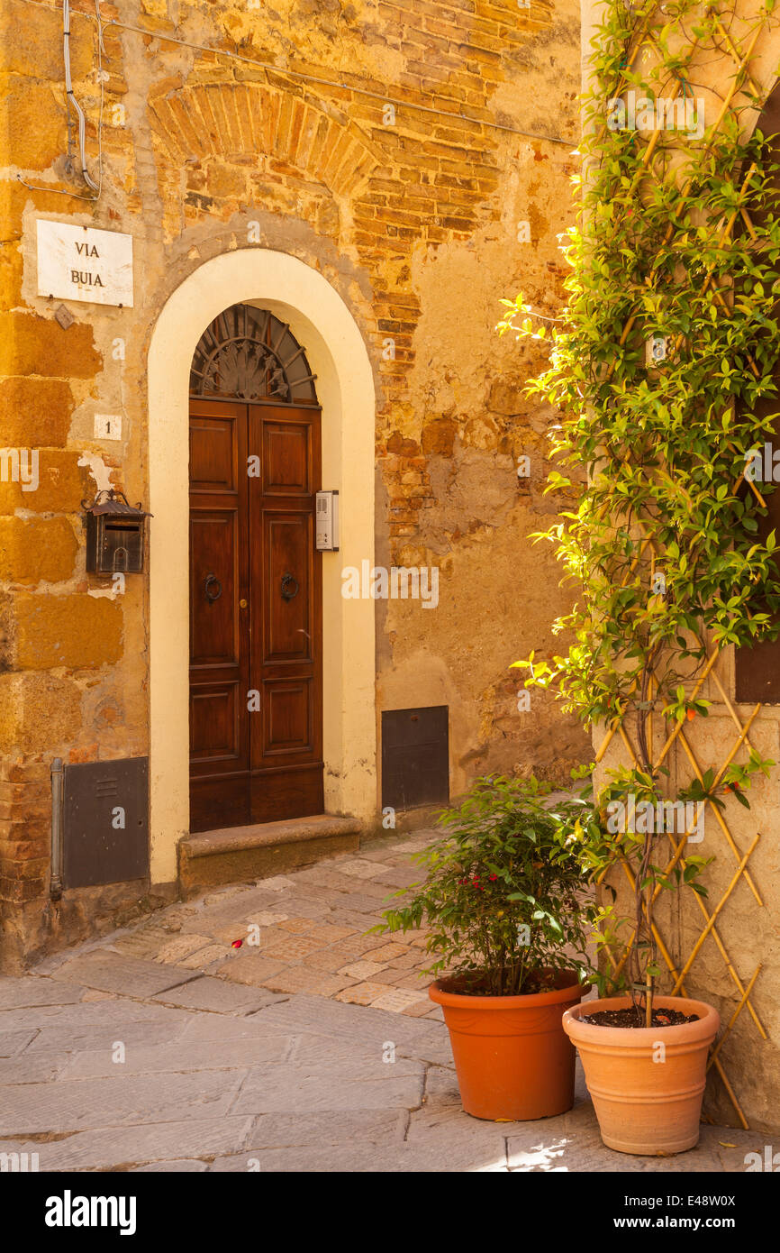 Eine alte Tür in Pienza, Toskana. Die Stadt wurde von der UNESCO 1996 zum Weltkulturerbe erklärt. Stockfoto
