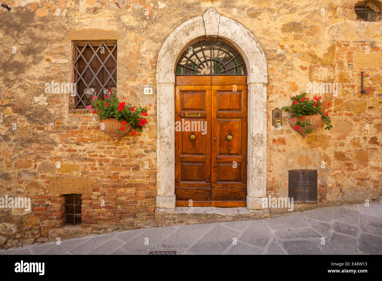 Eine alte Tür in Pienza, Toskana. Die Stadt wurde von der UNESCO 1996 zum Weltkulturerbe erklärt. Stockfoto