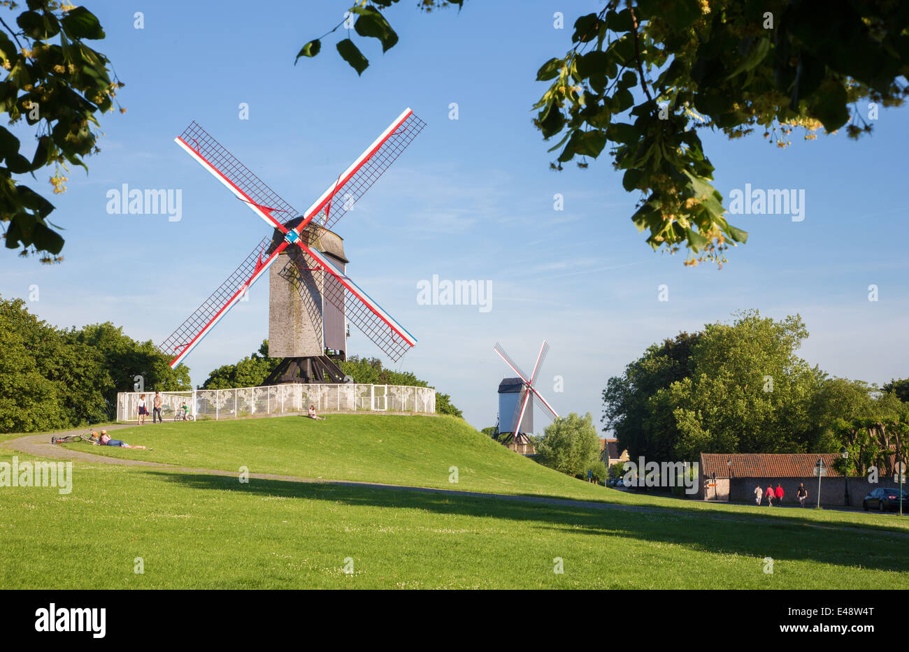 Brügge, Belgien - 12. Juni 2014: Wind-Mühle Koeleweimolen und Sint-Janshuismolen Stockfoto