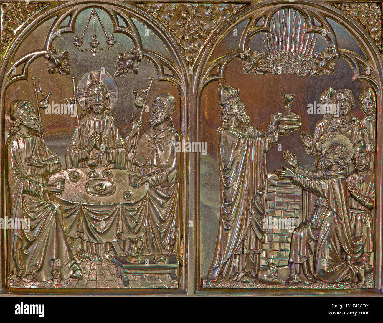 Brügge - das letzte Abendmahl Jesu und den Abraham gesegnet durch Melchisedekischen Szene. Neogotische Metallrelief in st. Giles Stockfoto