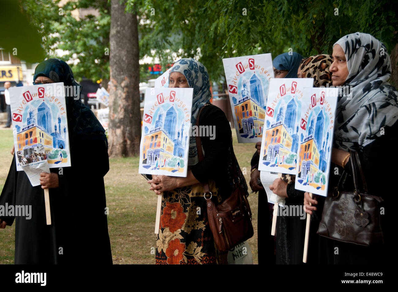 Kundgebung gegen die geplanten Kürzungen der National Health Service Arztpraxen. Eine Gruppe von Bangladeshi Frauen Demonstranten Stockfoto