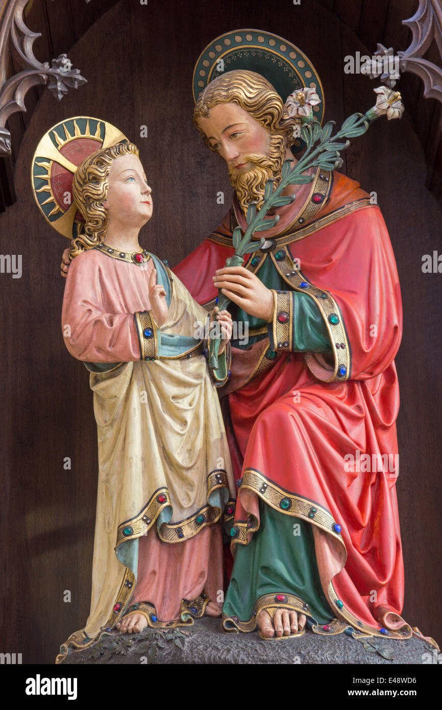 Brügge, Belgien - 13. Juni 2014: Die Neo gotische Statue des Hl. Josef mit dem Jesuskind in st. Giles (Sint Gilliskerk). Stockfoto