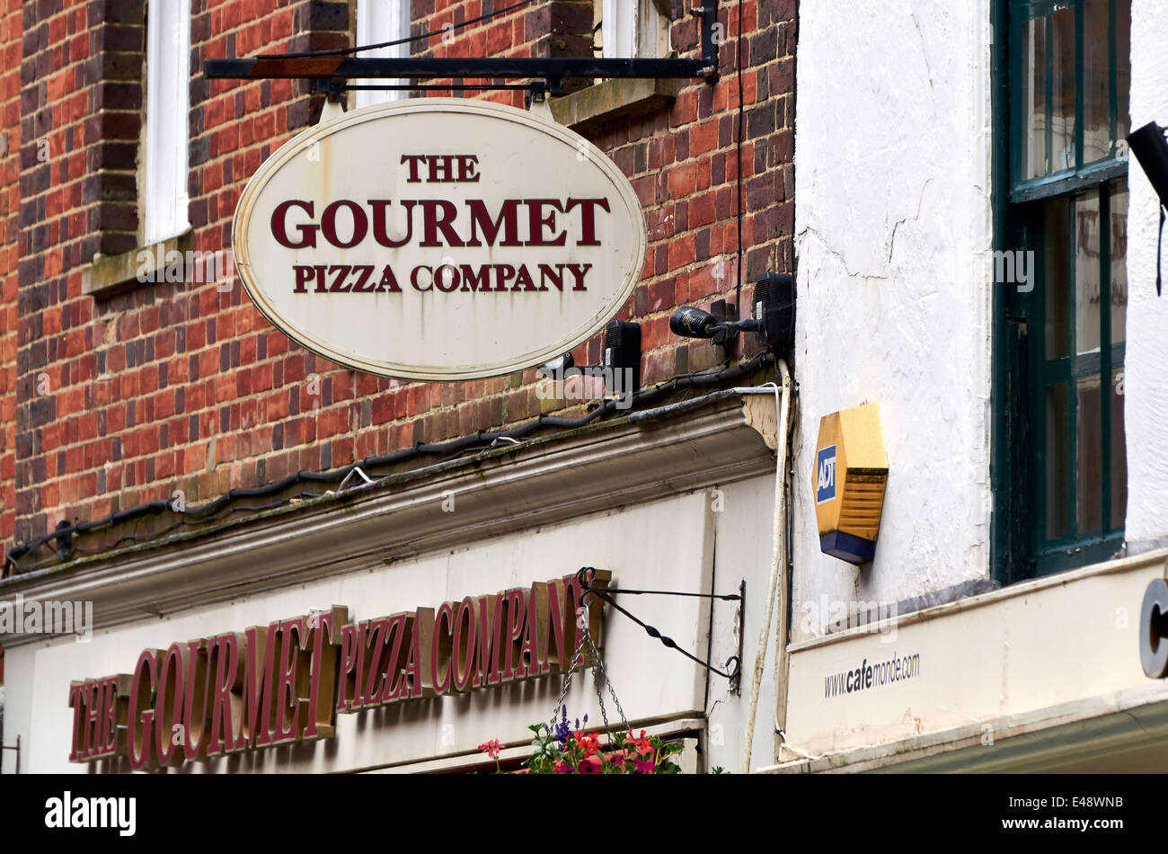 Vordere Ladenschild Gourmet Pizza Company und hängenden unterzeichnen in The Square, Winchester, Hampshire Stockfoto