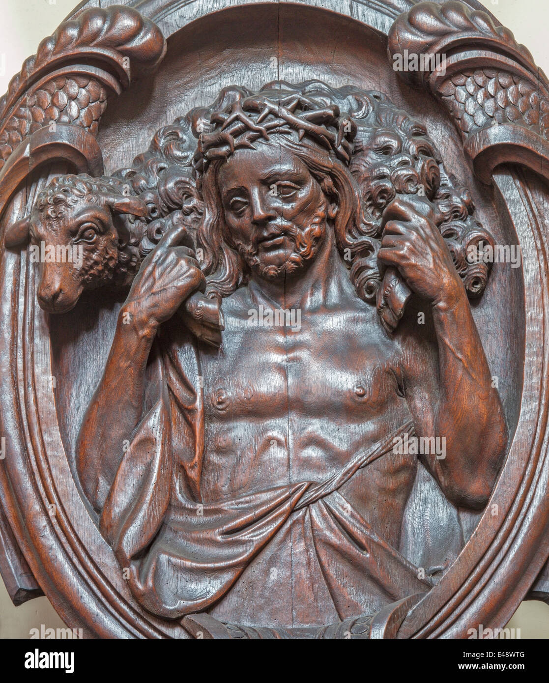 Brügge - Hirte das geschnitzte Relief des guten auf den Beichtstuhl in Karmelietenkerk (Karmeliter-Kirche) Stockfoto