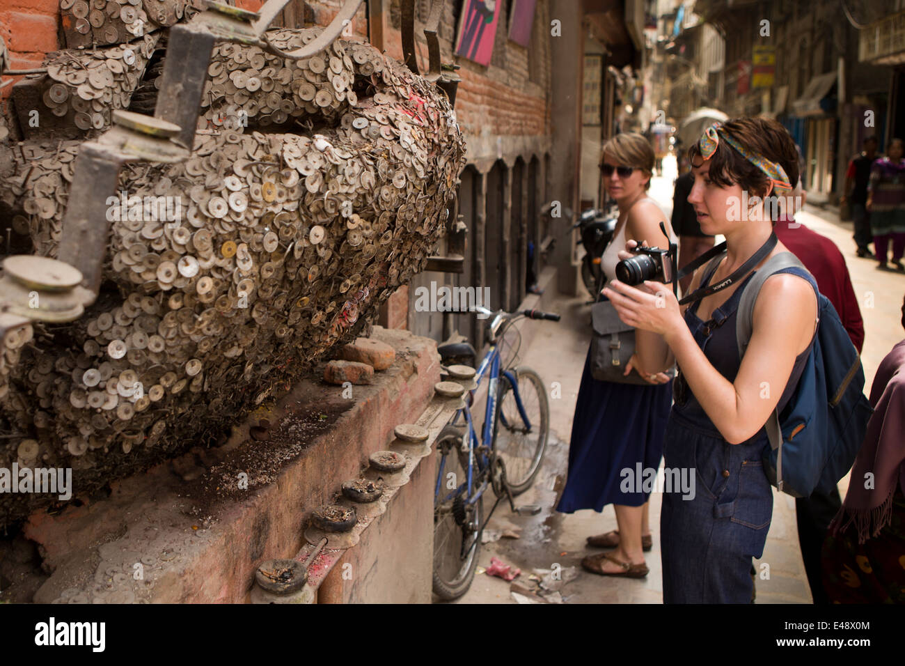 Nepal, Kathmandu, Bangemudha Platz, Vaisha Dev Zahnschmerzen Gott Baum Münzen genagelt, um Zahnschmerzen zu heilen Stockfoto