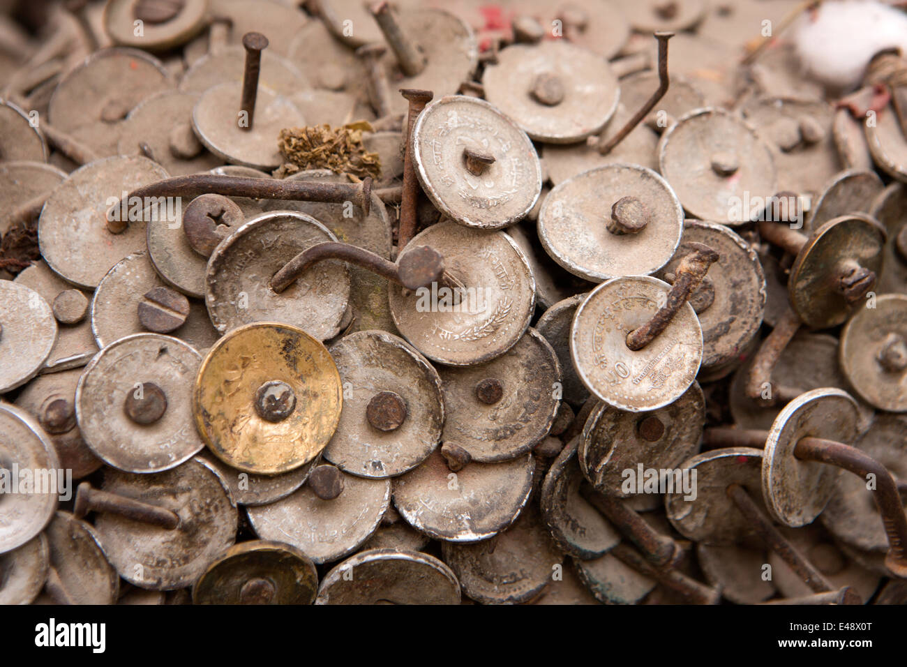 Nepal, Kathmandu, Bangemudha Platz, Vaisha Dev Zahnschmerzen Gott Baum Münzen genagelt, um Zahnschmerzen zu heilen Stockfoto