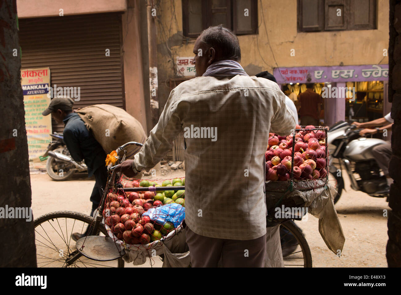 Nepal, Kathmandu, Bangemudha, Obst-Verkäufer mit Fahrrad beladen mit Äpfeln zu verkaufen Stockfoto