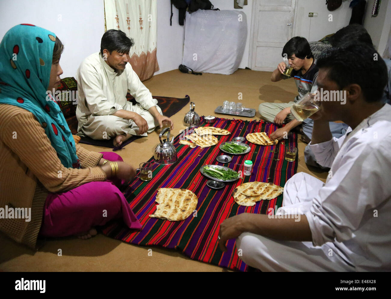 Bamiyan, Afghanistan. 5. Juli 2014. Eine afghanische Familie Essen nach einem Tag des Fastens zu