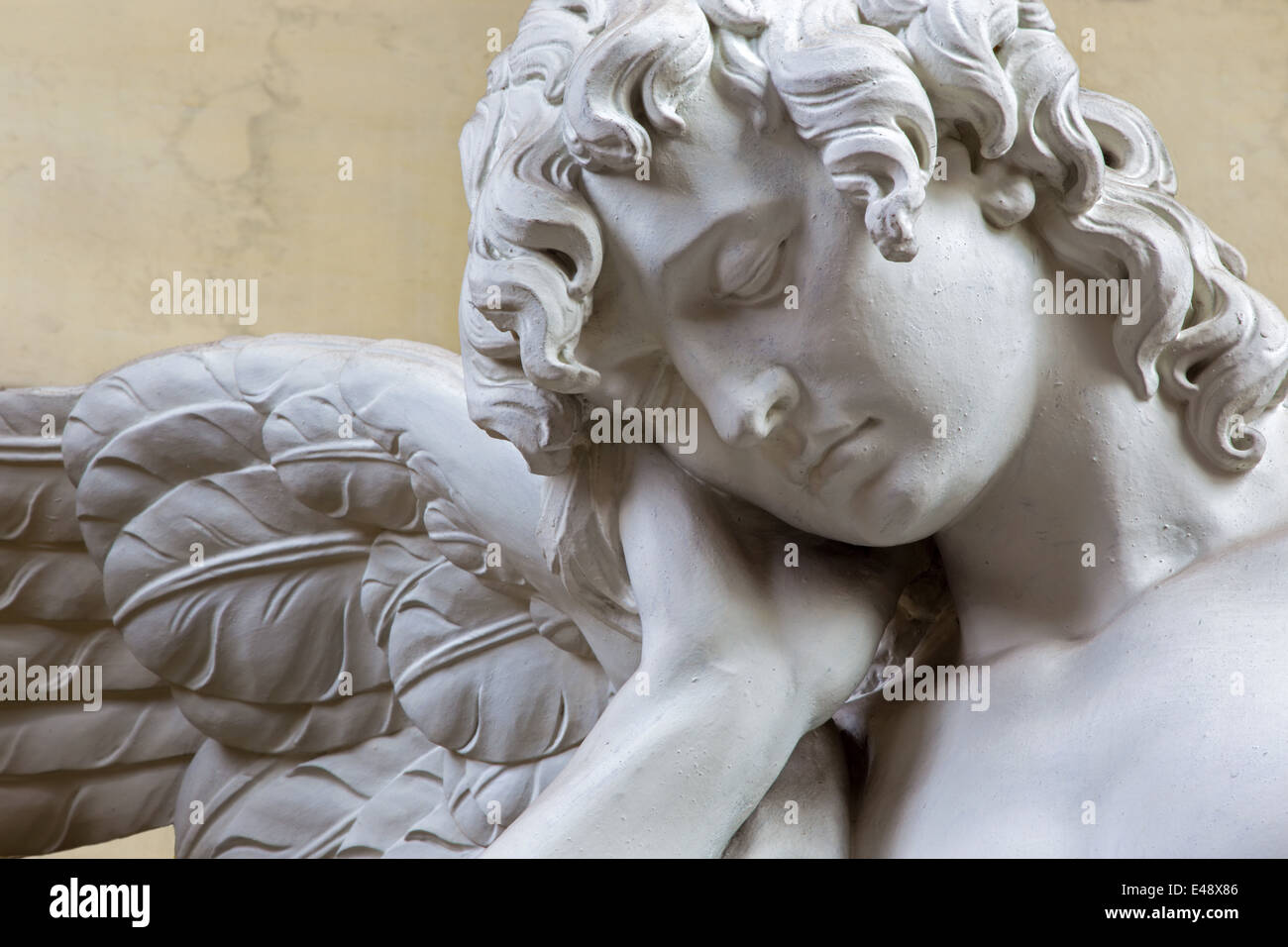 MECHELEN, Belgien - 14. Juni 2014: Die Trauer der Engel. Detail der Statue aus Stein in der Kirche unserer lieben Frau in de Dyle. Stockfoto