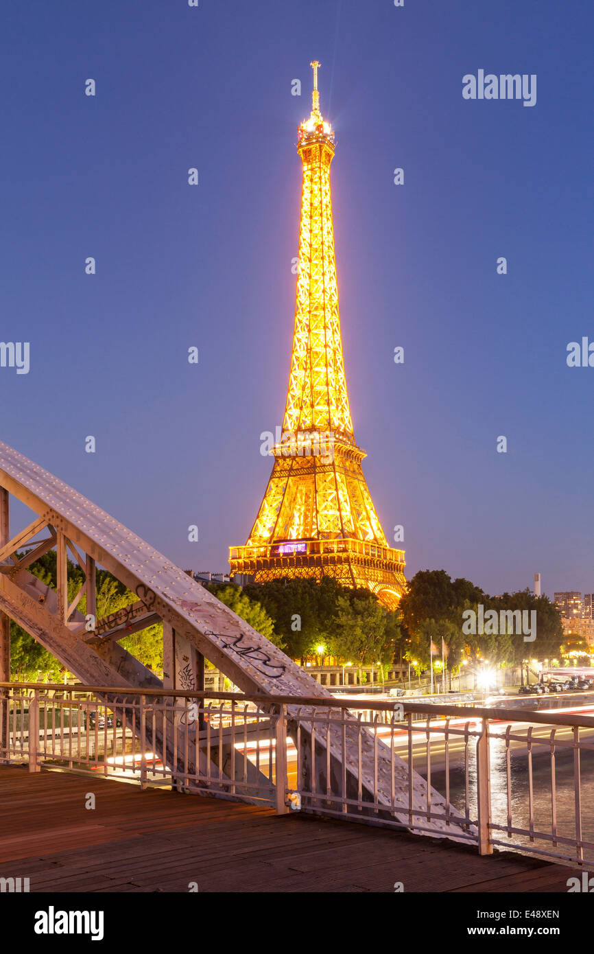 Der Eiffelturm in Paris, Frankreich. Es ist eines der meist besuchten Orte der Welt. Stockfoto