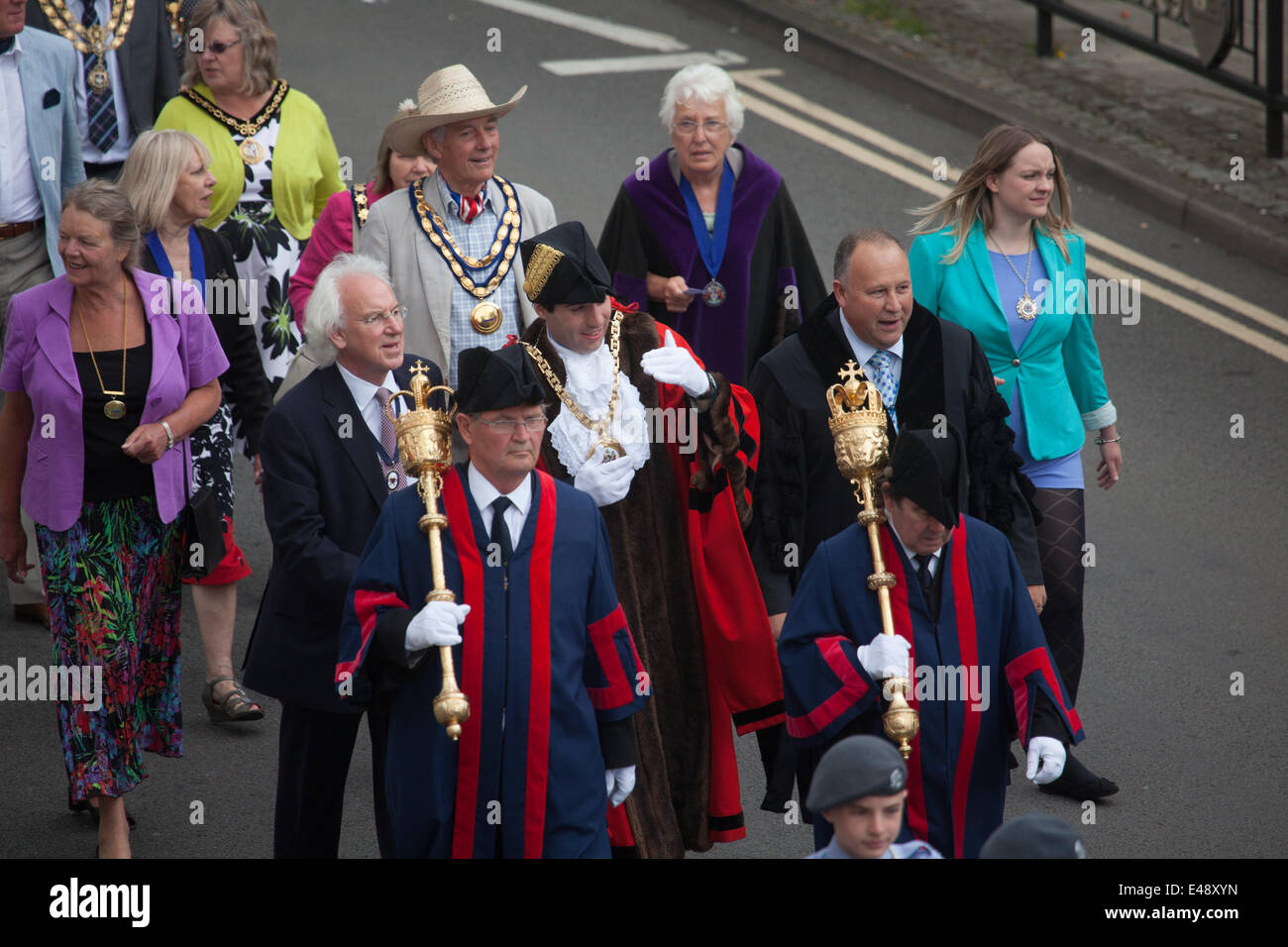 Banbury, Oxon, UK. 6. Juli 2014. Banbury Bürgermeister Sonntag bekommt im Gange mit einer Parade in der High Street. Stockfoto