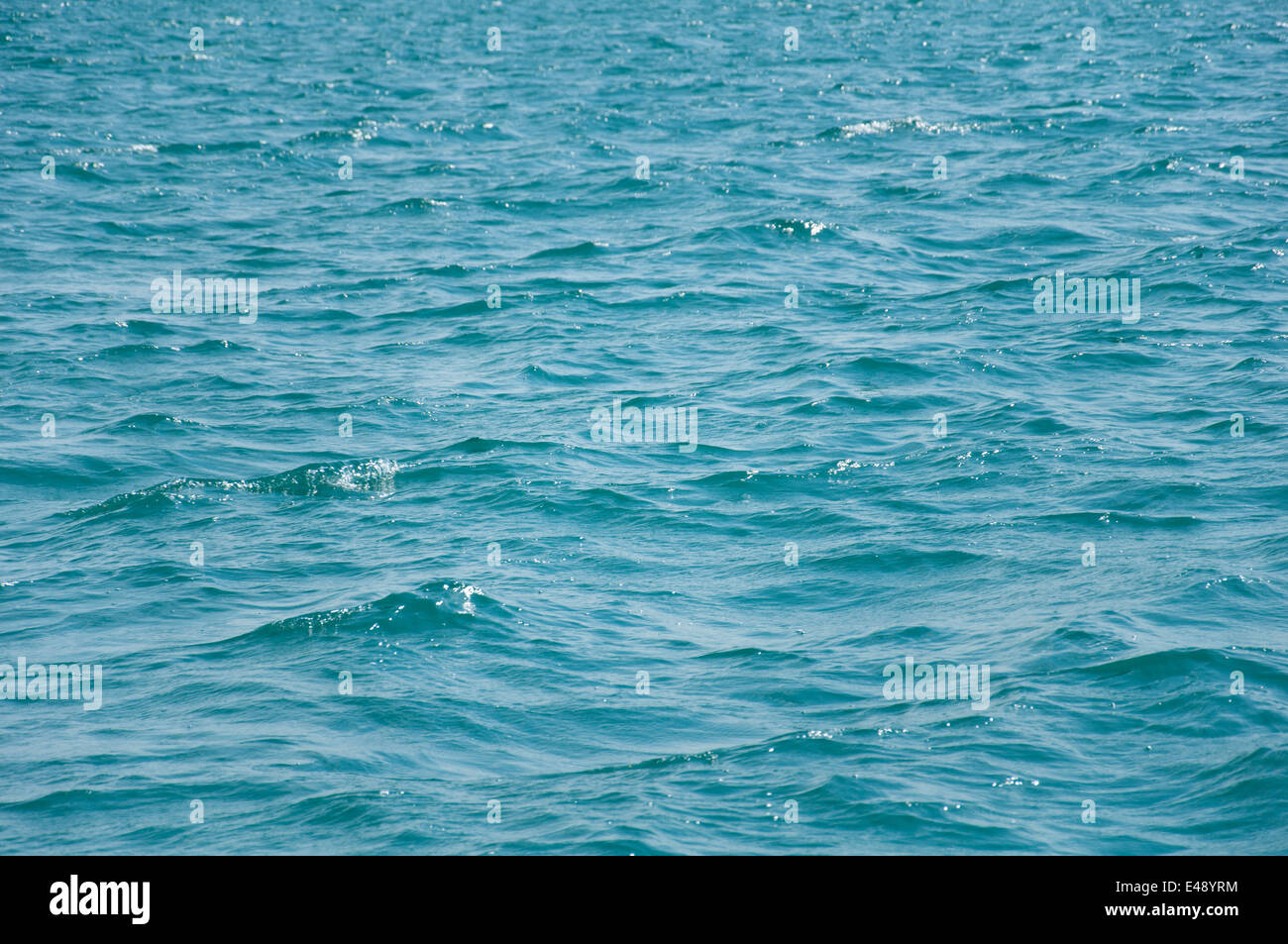 Wasser Meer Mittelmeer Oberflächenwellen niemand beruhigen Hintergrund Textur Ozean Blau Stockfoto