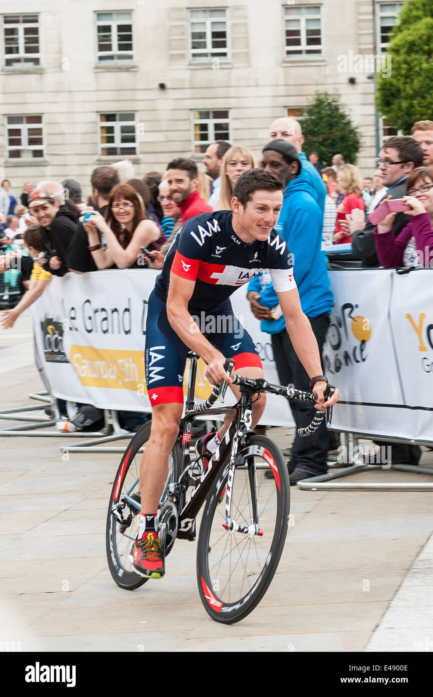 Zyklus-Fahrer von IAM Cycling Team an der Tour de France-Parade durch Millennium Square in Leeds. West Yorkshire Stockfoto