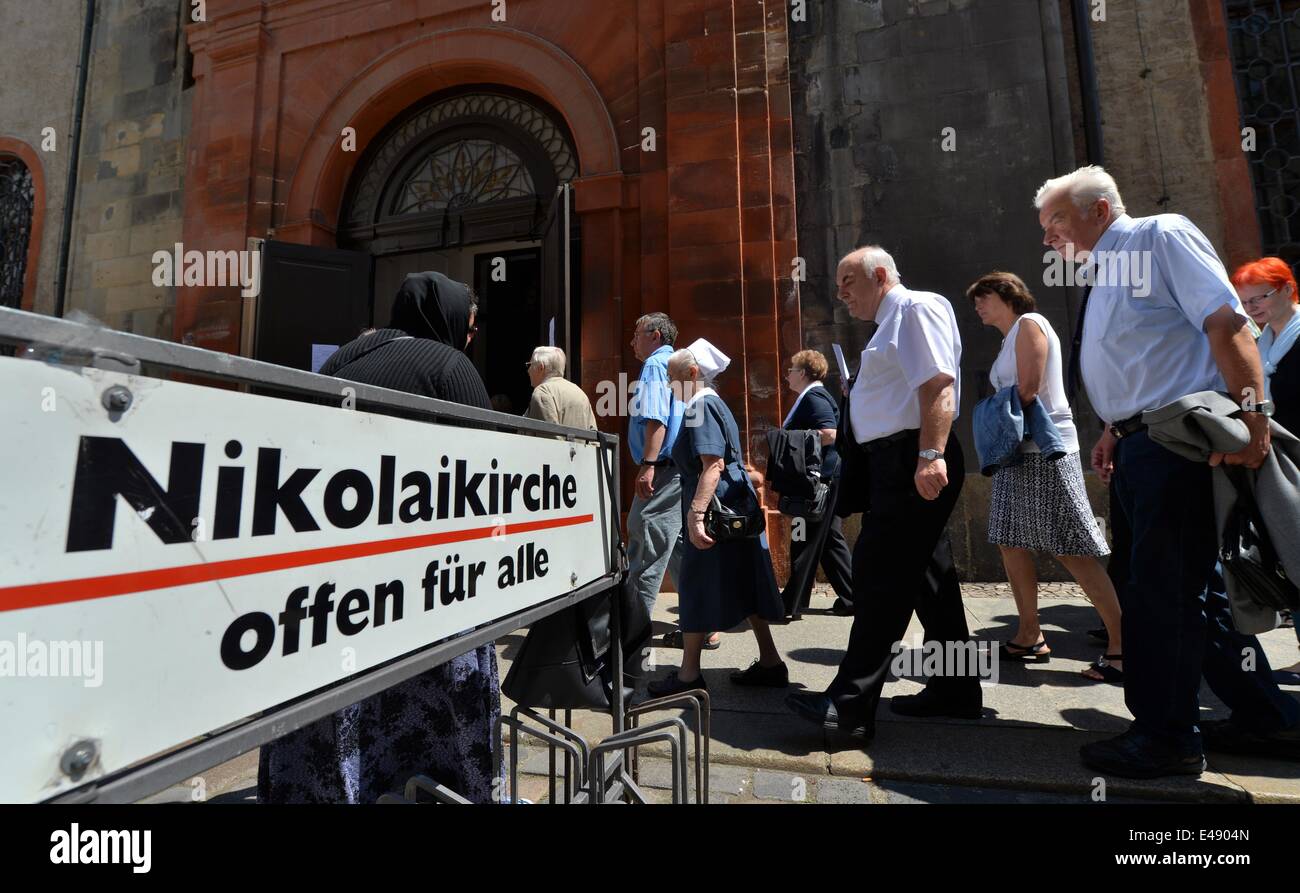 Leipzig, Deutschland. 6. Juli 2014. Besucher betreten die Nikolaikirche in Leipzig, Deutschland, 6. Juli 2014. Dienst der Kongregation Abschied mit einer Gedenkstätte ehemalige Pfarrer Christian Fuehrer, aktiv seit 28 Jahren in St. Nikolai und starb am Montag. Im Jahr 1982 initiierte er die Gebete des Friedens. Foto: Hendrik Schmidt/Dpa/Alamy Live News Stockfoto