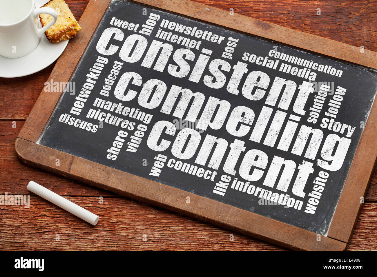 konsistente und überzeugende Inhalte - Empfehlung für Bloging und social Media Marketing - eine Wortwolke in weißer Kreide text Stockfoto