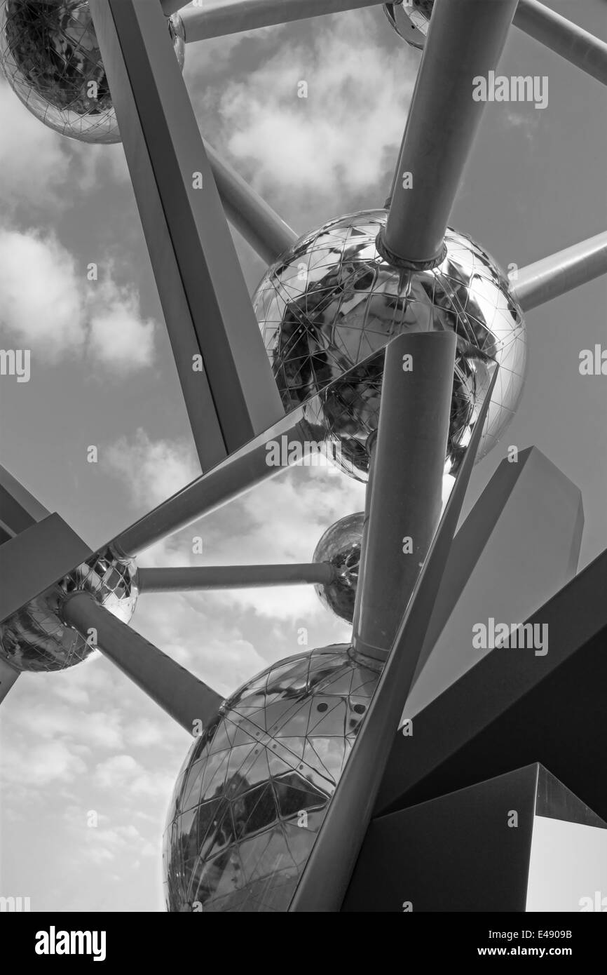 Brüssel, Belgien - 16. Juni 2014: Der Spiegel des Atomiums in moderne Skulptur "RockGrowth Atomium" von Arik Levy. Stockfoto