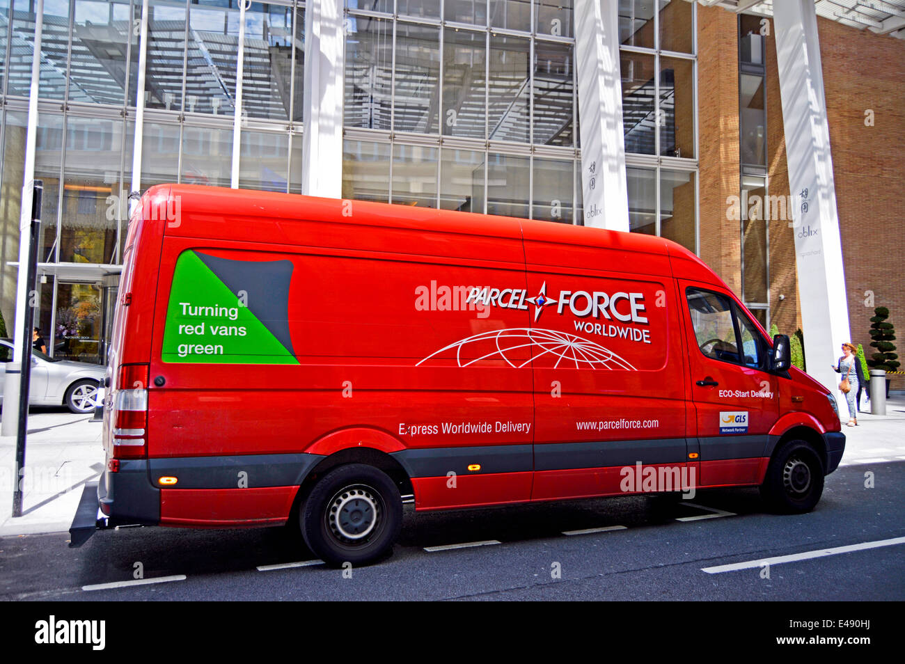 Parcelforce van geparkt vor der Shangri-La Hotel, London Bridge, London, England, Vereinigtes Königreich Stockfoto